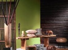 Nie będzie to Afryka dzika, ale jej łagodniejsza wersja, która pasuje do naszych mieszkań. Oryginalny mebel, naczynie, tkanina nadadzą wnętrzu klimat Czarnego Lądu - intrygujący, lekko drapieżny, ale też ciepły, a nawet gorący. <BR /> WZORNICTWO. 1. Barwione tyczki bambusowe, dł. od 150 cm od .6 zł/szt. bamboo.pl 2. Wazon, drewno, na stalowym filarze, wys. 110 cm .1350 zł House & More 3. Ścianka, bambus, 90 x 180 cm .210 zł bamboo.pl 4. Figurka, drewno, wys. 35 cm .220 zł dawanda.pl 5. Świecznik, drewno, wys. 15 cm .39,99 zł TK Maxx 6. Poduszki, bawełna i ekoskóra, 40 x 40 cm i 50 x 30 cm .147 zł/3 szt. pakamera.pl 7. Poduszka, sztuczne futro, 40 x 40 cm .59 zł pakamera.pl 8. Figurka słonia, drewno egzotyczne .65 zł Awai 9. Ława, drewno egzotyczne, dł. 2 m .1450 zł Awai 10. Mata, bambus, 1,5 x 3 m .450 zł bamboo.pl 11. Stołek, drewno egzotyczne, wys. 45 cm .995 zł House & More 12. Misa z wydrążonej tykwy, śr. 30 cm .49,99 zł TK Maxx 13. Skóry kozie .299 zł/szt. House & More 14. Stołki, drewno, obicie z tkaniny, wys. 43 cm .125 zł/szt. pakamera.pl 15. Narzuta, sztuczne futro, 160 x 130 cm .125 zł TK Maxx 28.11.2013 , CZTERY KATY , WZORNICTWO - AFRYKA , STYLIZACJA BETA DRZEWOSOWSKA . FOT. ARKADIUSZ SCICHOCKI SLOWA KLUCZOWE: WNETRZA