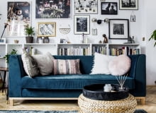 Piękna tapicerowana kanapa w salonie Piękna tapicerowana kanapa w salonie