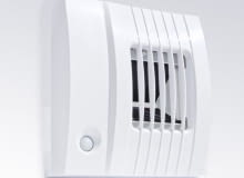 Połączenie wentylatora z kratkami wyciągowymi (BXC) najlepiej wykonać za pomocą sztywnych przewodów wentylacyjnych Połączenie wentylatora z kratkami wyciągowymi (BXC) najlepiej wykonać za pomocą sztywnych przewodów wentylacyjnych