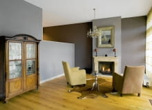 ARANŻACJE. Czy przestronność salonu albo sypialni może być wadą? Tylko wówczas, gdy we wnętrzu panuje bezosobowy, chłodny klimat. Taki problem pomoże rozwiązać przemyślana aranżacja oraz - co równie ważne - odpowiednia, wprowadzająca miły nastrój kolorystyka.<br/> Kąt wypoczynkowy z dwoma fotelami zwróconymi w stronę kominka, wydzielony niską ścianką z dużej przestrzeni dziennej, zyskał na przytulności. Do jego aranżacji użyto barw neutralnych - beżów, brązów i szarości. Spokojna kolorystyka sprzyjająca relaksowi nie wydaje się nazbyt monotonna, co jest zasługą zastosowania kilku harmonizujących ze sobą odcieni. ARANŻACJE. Czy przestronność salonu albo sypialni może być wadą? Tylko wówczas, gdy we wnętrzu panuje bezosobowy, chłodny klimat. Taki problem pomoże rozwiązać przemyślana aranżacja oraz - co równie ważne - odpowiednia, wprowadzająca miły nastrój kolorystyka.<br/> Kąt wypoczynkowy z dwoma fotelami zwróconymi w stronę kominka, wydzielony niską ścianką z dużej przestrzeni dziennej, zyskał na przytulności. Do jego aranżacji użyto barw neutralnych - beżów, brązów i szarości. Spokojna kolorystyka sprzyjająca relaksowi nie wydaje się nazbyt monotonna, co jest zasługą zastosowania kilku harmonizujących ze sobą odcieni.