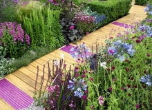 'Dekory' z ceramicznej mozaiki to dobry sposób na ożywienie drewnianej ścieżki. Do ich barwy warto dopasować odcienie kwiatów na rabatach 'Dekory' z ceramicznej mozaiki to dobry sposób na ożywienie drewnianej ścieżki. Do ich barwy warto dopasować odcienie kwiatów na rabatach