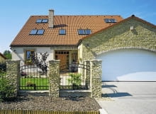 Garaż dominujący - może się dobrze sprawdzić jako bufor przynajmniej częściowo osłaniający ogród i dom przed ruchem ulicznym i spojrzeniami przechodniów garaż,dom jednorodzinny