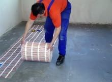 Montaż na mokro zaczynamy od zainstalowania czujnika temperatury w podłodze, a następnie dopasowania wstępnego maty do ogrzewanej powierzchni w pomieszczeniu Montaż na mokro zaczynamy od zainstalowania czujnika temperatury w podłodze, a następnie dopasowania wstępnego maty do ogrzewanej powierzchni w pomieszczeniu