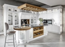 Klasyczne meble kochają przeszklenia i witryny. Warto je wykorzystać na wyeksponowanie najcenniejszej zastawy.