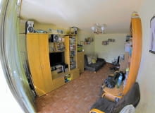 Na czas remontu pani Agata z rodziną wyprowadziła się do znajomych i nie miała możliwości śledzenia postępu prac. Po powrocie domownicy nie mogli uwierzyć własnym oczom: zamiast mało funkcjonalnych klitek zastali wnętrza wyglądające znacznie przestronniej, urządzone elegancko i wygodnie. Uznali, że w ich życiu zaczął się nowy etap.<br/> Wnętrze przed metamorfozą. Pokój dzienny w dwupokojowym mieszkaniu, w którym mieszka czteroosobowa rodzina, musiał pełnić kilka funkcji. Był miejscem wypoczynku, miejscem do pracy przy komputerze i sypialnią rodziców. Musiał też pomieścić wiele schowków.