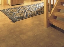 Wszystkie drewniane pokrycia podłogowe dzielone są na klasy jakościowe. Im wyższa, tym ładniej wyglądać będzie podłoga. bruk drewniany