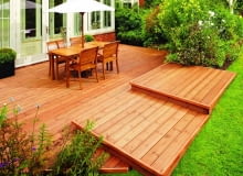 Wierzchnią warstwę ochronną można wykonać impregnatem barwnym lub z dodatkiem wosku (tworzy dodatkową barierę dla wody), albo lazurą (lakierobejcą), która barwi drewno i zabezpiecza jego powierzchnię, pozostawiając przy tym widoczny rysunek słoi. Wierzchnią warstwę ochronną można wykonać impregnatem barwnym lub z dodatkiem wosku (tworzy dodatkową barierę dla wody), albo lazurą (lakierobejcą), która barwi drewno i zabezpiecza jego powierzchnię, pozostawiając przy tym widoczny rysunek słoi.