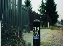 Słupek telekomunikacyjny. Od takiego słupka prowadzi się przyłącze telefoniczne do domu. Słupek telekomunikacyjny. Od takiego słupka prowadzi się przyłącze telefoniczne do domu.