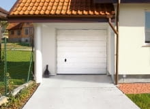 Podzielenie obszaru podjazdu na mniejsze pola listwami dylatacyjnymi zapobiegnie pękaniu betonu podjazd z betonu