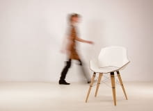 Krzesło Moon'y (2011) Projektując je, Tekieli chciała zaprzeczyć stereotypom, że gięta sklejka kojarzy się z formami obłymi. Kanciaste i ostre kształty mebla sprawiają, że wygląda on jak statek kosmiczny, ale jest bardzo wygodny.