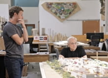Dyskusja Zuckerberga i Gehry'ego nad makietą nowego kampusu FB projektu amerykańskiego star-architekta. Dyskusja Zuckerberga i Gehry'ego nad makietą nowego kampusu FB projektu amerykańskiego star-architekta.