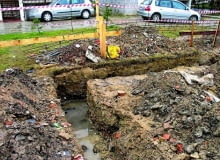 Jeśli nie zleciliśmy badania gruntu przed rozpoczęciem prac fundamentowych, może się okazać, że nie jest on nośny, a poziom wód gruntowych jest zbyt wysoki DO JEDNORAZOWEJ PUBLIKACJI STARA MILOSNA - WYKOP POD FUNDAMENTY SMIECI FOT. KRZYSZTOF TRACZYNSKI PUBLIKACJA LADNY DOM NR 12 (74) - 12.2004
