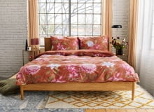 Często urządzając wnętrze, mamy skłonność do zachowania symetrii, co nie zawsze jest wskazane. Tutaj po dwóch stronach łóżka stoją dwie różne lampy, co dodaje dynamiki wnętrzu.