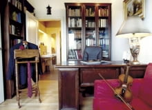 W gabinecie urządzono nieduży kącik wypoczynkowy. To dlatego, że gospodarz lubi czasem poleżeć chwilę na wygodnej sofie, zwłaszcza w nocnych godzinach.