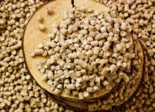 Ponieważ pelety łatwo chłoną wilgoć, należy je składować w suchym i przewiewnym miejscu pelety, kotły na pelety