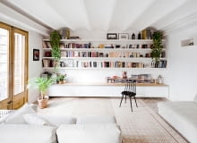 Dwupoziomowe mieszkanie w Barcelonie; proj. Bach Arquitectes dwupoziomowe mieszkanie, mieszkanie w kamienicy, mieszkanie ze starymi płytkami, stare płytki podłogowe, wzorzyste płytki podłogowe