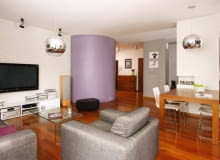 Zaokrąglane ściany. Miały być wyrazem fantazji. Niestety teraz są wyrazem przerostu formy nad treścią. To kolejny z elementów wystroju, który upodobali sobie nowobogaccy podobnie, jak łuki w przejściach.