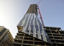 Każdy trójszybowy modół fasady jest wykonany na zamówienie i sygnowany logiem Złota 44