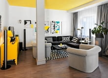 <B>W mieszkaniu młodych projektantów Zuzanny i Eryka w oczy rzucają się cztery kolory. Czwarty to jaskrawy żółty, któremu towarzyszy biel, czerń i szarość. I właśnie żółty miał w koncepcji wystroju grać pierwsze skrzypce. I tak się stało, gdy na tę barwę pomalowano sufity.</B> <BR />Aby powiększyć strefę dzienną, wyburzono ściany - pozostał po nich słup konstrukcyjny. Pomalowano go na szaro, by jak najmniej rzucał się w oczy. Barwa ta nawiązuje do koloru zasłon. Ścianę za narożnikiem zdobią obrazy pani domu Zuzanny Lesińskiej.