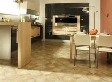 Wykładziny winylowe łatwo utrzymać w czystości. Dlatego dobrze sprawdzają się w kuchnaich.