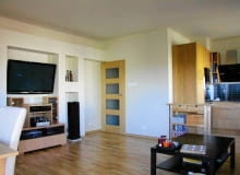 <B>Od razu od wejścia do tego salonu można odgadnąć, jakie są upodobania i pasje gospodarzy. Właśnie takie było założenie: pokój bez charakteru zmienić we wnętrze naznaczone osobowością mieszkańców.</B> <BR />PRZED ZMIANĄ. Pokój był wygodnie urządzony. Gospodarzom znudził się jednak zbyt grzeczny wystrój salonu. salon, aranżacja salonu