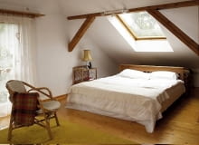 Sypialnia pod skosami. Okno połaciowe eliminuje nieco wrażenie przytłoczenia dachem. Można przez nie podziwiać niebo, ale niestety użytkownicy częściej widzą gwiazdy po zderzeniu z elementami więźby... Sypialnia pod skosami. Okno połaciowe eliminuje nieco wrażenie przytłoczenia dachem. Można przez nie podziwiać niebo, ale niestety użytkownicy częściej widzą gwiazdy po zderzeniu z elementami więźby...