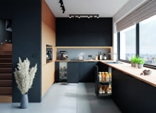 Kuchenna ergonomia obejmuje zarówno kształt całej zabudowy, jak i wyposażenie wnętrza szafek. Wygodne wysuwane regały lub szuflady ułatwiają pracę. Na zdjęciu systemy do organizacji wnętrza szafek marki Kuchenna ergonomia