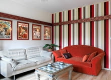 Pani Joanna bardzo lubi miasto i jego pulsujący rytm. Jej mąż Przemek, który jest leśnikiem, woli naturę i spokój. Ich odmienne upodobania pogodziło kolorowe mieszkanie z ogródkiem i widokiem na las. <BR /> MIESZKANIE. reprodukcje plakatów Alfonsa Muchy gospodarze kupili w muzeum w Pradze. Listwa z płyty oklejonej tapetą w kwiaty (taką samą jak na ścianie w kuchni) to nie tylko ozdoba - pod nią zainstalowano ledowe oświetlenie. Pani Joanna bardzo lubi miasto i jego pulsujący rytm. Jej mąż Przemek, który jest leśnikiem, woli naturę i spokój. Ich odmienne upodobania pogodziło kolorowe mieszkanie z ogródkiem i widokiem na las. <BR /> MIESZKANIE. reprodukcje plakatów Alfonsa Muchy gospodarze kupili w muzeum w Pradze. Listwa z płyty oklejonej tapetą w kwiaty (taką samą jak na ścianie w kuchni) to nie tylko ozdoba - pod nią zainstalowano ledowe oświetlenie.