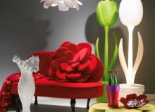 <B> Natura stworzyła formy doskonałe. Inspirując się nimi, projektanci nadają kształt kwiatów wielu domowym przedmiotom, a te zamieniają wnętrza w piękny ogród. </B><BR /> WZORY. Meble: Sofa, 1950 zł, trendsetterka.com; puf, 1550 zł, Noti. Pozostałe: lampy ogrodowe (tulipany), 2498 zł/szt., lampa (biała róża, może pływać po wodzie), 1920 zł, Charm & Chic; żyrandol, 1890 zł, Exclusive Lights; wazon (biały), 525 zł, poduszka (bordo), 55,40 zł, poduszka (fiolet), 61,99 zł, Eurofirany; Dywan, 799 zł Komfort; koc (na sofie), 129 zł, home&you; patera, 85 zł, Villa Italia; komplet noży ze stojakiem (tulipany w doniczce), 365 zł, Q Forma. Na ścianie: farba 'Zimowa cisza' 58 zł/2,5 l Dulux 21.03.2013 , DEKORACJE , CZTERY KATY , KWIATY , STYLIZACJA JOANNA PLACHECKA FOT. AGATA JAKUBOWSKA / AGENCJA GAZETA SLOWA KLUCZOWE: WNETRZA DEKORACJE