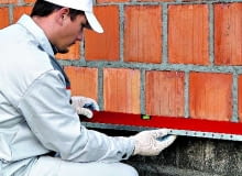 Przed zamontowaniem listwę startową trzeba dokładnie wypoziomować Przed zamontowaniem listwę startową trzeba dokładnie wypoziomować