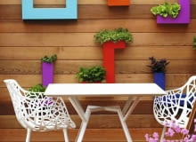 Kolorowe doniczki na drewnianym płocie 20.05.2009 LONDYN , CHELSEA FLOWER SHOW 2009 , WYSTAWA OGRODOW NA ZDJECIU FOTO ARKADIUSZ SCICHOCKI / AGENCJA GAZETA