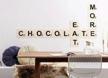 Oryginalna dekoracja jak popularna gra - zrobić ją równie łatwo, jak i zagrać. <BR /> ZRÓB TO SAM. Potrzebujemy: - paneli z pleksi o wymiarach: 18 cm x 18 cm x 5 mm (ich liczba zależy od liczby liter w wyrazach) <BR /> folii samoprzylepnej <BR /> lasera krzyżowego Bosch PLL 2 <BR /> narzędzia do klejenia na gorąco <BR /> ołówka