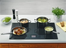 <B>Wyglądają jak zwykłe ceramiczne płyty grzejne. Działają jednak zupełnie inaczej, gwarantując nie tylko wyjątkową wygodę w użyciu - proste sterowanie i łatwe czyszczenie - ale też oszczędność energii i czasu.</B> <BR />Płyty indukcyjne wytwarzają pole magnetyczne, które powoduje rozgrzanie się dna naczynia. To sprawia, że urządzenie zawsze dopasuje pracę do wielkości garnka. Sama płyta nie rozgrzewa się - nawet jeśli coś się rozleje, nie ulega przypaleniu - urządzenie przejmuje jednak temperaturę od rozgrzanego naczynia (w większości płyt są tzw. wskaźniki zalegania ciepła). <BR /> Electrolux, Infinite, możliwość łączenia stref, wyświetlacz LCD, funkcja automatycznego zagotowania, Stop & Go, szer. 78 cm, 5250 zł