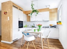 NA WYMIAR. W małej kuchni świetnie sprawdza się rozkładany stół (z Ave Art). W kuchennej zabudowie oprócz niezbędnych sprzętów zmieściła się także pralka (pod oknem). Zabytkową wagę Beata odziedziczyła po babci. Jesionowe deski na podłodze są z firmy Parkiet Hajnówka.