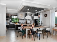 Odnowiony komplet do jadalni. Anna jest dumna z wyglądu starych szkolnych krzeseł, niełatwych w renowacji ze względu na warstwy olejnych farb, którymi były zalewane, oraz pokładów gumy do żucia. Sekretarzyk bez wkrętów i gwoździ (pod oknem) zrobiła na kursie stolarskim. Odnowiony komplet do jadalni. Anna jest dumna z wyglądu starych szkolnych krzeseł, niełatwych w renowacji ze względu na warstwy olejnych farb, którymi były zalewane, oraz pokładów gumy do żucia. Sekretarzyk bez wkrętów i gwoździ (pod oknem) zrobiła na kursie stolarskim.