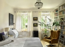 Przy łóżku stoi jedna z lamp z IKEA, od których zaczęły się zmiany jeszcze w poprzednim mieszkaniu. Fotel uszak z lat sześćdziesiątych należał do babci Magdy - była w nim często portretowana przez swojego męża. Żyrandol trafił tu z warszawskiego targu staroci na Kole. sypialnia, aranżacja sypialni, vintage