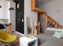 <B>Pani Ewie zależało na stworzeniu w 29-metrowej kawalerce wygodnej przestrzeni, i to małym kosztem. Udało się! W niebanalnie urządzonym wnętrzu nocne życie przeniosło się na wyższy poziom, a na dole pozostała otwarta przestrzeń dzienna.</B> <BR />Pokój w kawalerce siłą rzeczy musi pełnić kilka funkcji. Są w nim dwa aneksy - kuchenny i?wypoczynkowy - oraz niezbędne gospodyni miejsce do pracy. Mimo masywnej narożnej kanapy, dwóch foteli, dużego biurka i wielu półek wnętrze nie wygląda na?zagracone. To efekt wyraźnego podziału na strefy i jasnej kolorystyki. mieszkanie w stylu loftowym, wystrój wnętrz, aranżacje wnętrz