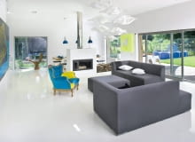 Jasne podłoże odbija światło, optycznie powiększając przestrzeń.