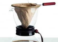 Dripper. Papierowy filtr wyparzamy wrzątkiem, żeby kawa nie nabrała smaku papieru. Wsypujemy kawę i zalewamy ją niewielką ilością wody (90-95 st.). Po chwili wlewamy resztę wody, mieszamy lekko i czekamy, aż kawa przesączy się do naczynia. Dripper sprawdzi się i w domu, i na campingu. Dripper. Papierowy filtr wyparzamy wrzątkiem, żeby kawa nie nabrała smaku papieru. Wsypujemy kawę i zalewamy ją niewielką ilością wody (90-95 st.). Po chwili wlewamy resztę wody, mieszamy lekko i czekamy, aż kawa przesączy się do naczynia. Dripper sprawdzi się i w domu, i na campingu.