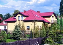 Zazwyczaj szerokość jednego arkusza blachodachówki wynosi ok. 1,1 m, a jego długość - od 4 do nawet 8 m. Jeśli dach ma skomplikowany kształt, lepiej wybrać mniejsze arkusze, gdyż oznacza to mniejsze straty materiału.