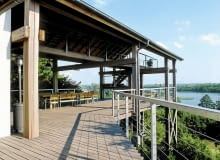 Dom na skarpie. Drewniany taras został celowo spatynowany tak, by sprawiał wrażenie stojącego tu od lat Dom na skarpie. Drewniany taras został celowo spatynowany tak, by sprawiał wrażenie stojącego tu od lat