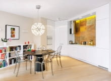 Ściana w kuchennej wnęce została wyłożona dużymi płytami łupku Oro Marrone. Każda z nich jest inna; piękne barwy i wzory kamienia podkreśla padające z góry światło. jadalnia, stół, wystrój wnętrz