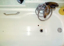 Emalia jest odporna na ścieranie i działanie środków chemicznych. Niestety pod wpływem uderzenia, może odpryskiwać wanna, łazienka