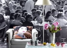 ODPOCZYNEK W RZYMSKIEJ KAWIARNI? PRAWIE! Fototapeta - 190 zł/m kw., fotel - 6500 zł, koc - 393 zł, stolik - 2660 zł, Ekoline; podstawa lampy - 49,99 zł, IKEA; abażur - 119 zł, Almi Decor; poduszka z nadrukiem kobiety - 269 zł, Fafarafa; taca - 70 zł, kubki z nadrukiem - 20 zł/szt., Tazza; wazon z nadrukiem budynku - 695 zł, Rosenthal; dywan - 1950 zł, Carving; miseczki - 22,50 zł/szt., Kuchnia Sklep; sztuczne kwiaty - 60 zł/szt., Glamstore; metalowe pudełko z nadrukiem - 44 zł, Seletti. 19.11.2009 , WARSZAWA , WNETRZA DEKORACJE FOTOGRAFIA , STYLIZACJA JOANNA PLACHECKA , CZTERY KATY