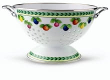 <B>Te kuchenne naczynia o prozaicznej funkcji bywają tak ładne, że mogą udawać nawet... kosze na owoce.</B> <BR >DURSZLAK. Villeroy & Boch, porcelana, 115 zł