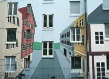 Drugie co do wielkości miasto Niemiec to idealne miejsce na oryginalną architektoniczną wycieczkę. Spotkasz tu zarówno spichlerze z XIX wieku z ceglanymi magazynami stojącymi nad kanałami, jak i jedno z najnowocześniejszych dzielnic portowych Hafencity. Hamburg to tętniące życiem miasto kontrastów, które upodobali sobie wspólcześni artyści. Na zdjęciu malowidło ścienne w stylu Tromp l'Oeil na jednym z budynków mieszkalnych w Hamburgu. Drugie co do wielkości miasto Niemiec to idealne miejsce na oryginalną architektoniczną wycieczkę. Spotkasz tu zarówno spichlerze z XIX wieku z ceglanymi magazynami stojącymi nad kanałami, jak i jedno z najnowocześniejszych dzielnic portowych Hafencity. Hamburg to tętniące życiem miasto kontrastów, które upodobali sobie wspólcześni artyści. Na zdjęciu malowidło ścienne w stylu Tromp l'Oeil na jednym z budynków mieszkalnych w Hamburgu.