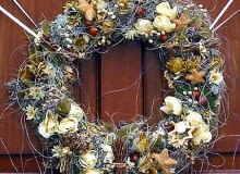Ozdoby świąteczne - wianki na drzwi. Słomiany podkład obłożono mchem, a następnie przymocowano do niego wstążki, bombki, suszone i sztuczne kwiaty oraz owoce. 14.10.2003 WARSZAWA ZOLIBORZ UL. WIENIAWSKIEGO OZDOBY SWIATECZNE - BOZE NARODZENIE DLA MIESIECZNIKA OGRODY FOT. LUKASZ ZANDECKI / AGENCJA GAZETA ARANŻACJA: AGNIESZKA ŻELAZKO, MAŁGORZATA DYRSKA