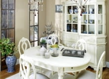 Meble. Raczej proste, ze skromnymi zdobieniami (żłobienia, gzymsy, delikatna dekoracja snycerska). Wykonane z drewna, były przeważnie malowane na biało. 04.02.2008 WARSZAWA