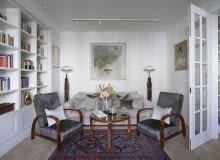 DESIGNERSKIE fotele Thoneta, autentyczne lampy stojące i stolik z lat 20 ubiegłego wieku. oraz zabytkowy dywan zostały wyszukane przez gospodarzy i przyjaciółkę pani domu – Annę Bimer na Warszawskich Targach Antyków w Broniszach. Kolorystykę odnowionej tapicerki foteli, współczesnej kanapy, a nawet zdobiących ją poduszek (ze sklepu sweetliving.pl oraz marki Maja Laptos) dopasowano do palety barw głównego obrazu, zdobiącego ścianę nad sofą. To grafika wspomnianej artystki Anny Bimer. DESIGNERSKIE fotele Thoneta, autentyczne lampy stojące i stolik z lat 20 ubiegłego wieku. oraz zabytkowy dywan zostały wyszukane przez gospodarzy i przyjaciółkę pani domu – Annę Bimer na Warszawskich Targach Antyków w Broniszach. Kolorystykę odnowionej tapicerki foteli, współczesnej kanapy, a nawet zdobiących ją poduszek (ze sklepu sweetliving.pl oraz marki Maja Laptos) dopasowano do palety barw głównego obrazu, zdobiącego ścianę nad sofą. To grafika wspomnianej artystki Anny Bimer.