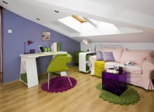 <B>Nastolatka zmienia upodobania co chwilę. To jednak nie jest powód, by z wykończeniem jej pokoju zwlekać do czasu, aż ukształtuje swój gust. Tym bardziej, że zmiana wystroju wnętrza nie musi być skomplikowana i kosztowna. Pokazujemy przykład udowadniający tę tezę.</B> <BR />PO ZMIANIE. Przearanżowując pokój, stylistka mocny akcent położyła na funkcję wypoczynkową pomieszczenia. Temu celowi służyło między innymi wstawienie większej liczby schowków - po ukryciu w nich książek i przyborów szkolnych dziewczyna choć na chwilę może zapomnieć o nauce. Pokój też zyskał wyrazisty, bardziej kobiecy charakter. Wykreowała go głownie kolorystyka z fioletami, różami i akcentami zieleni. Dzięki temu, że wybrano mocniejsze odcienie tych barw, wnętrze nie wydaje się przesłodzone. SESJA WNETRZA METAMORFOZA 3 PROPOZYCJA ZMIANY NZ WNETRZA MEBLE STYLIZACJA MAGDALENA OLSZEWSKA FOT. LUKASZ KOZYRA PUBLIKACJA CZTERY KATY NR 1 (207) - 1 2009 PUBLIKACJA CZTERY KATY NR 9 (227) - 9 2010 + DODATEK POKOJE UCZNIOWSKIE PUBLIKACJA CZTERY KATY NR SPECJALNY - METAMORFOZY WNETRZ - 11 2011 SLOWA KLUCZOWE: WNETRZA MEBLE ZDJĘCIE DO WKŁADKI: PUBLIKACJA CZTERY KATY NR 1 (207) - CZASOPISMA